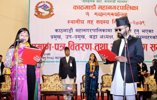 उपप्रमुख सुनीता डङ्गोललाई शपथ गराउँदै बालेन्द्र शाह