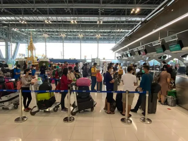 လုပ်သားတွေလိုချင်တဲ့ ပြည်ပအမြန်ထွက်ခွာ အလုပ်လုပ်ခွင့်ရှိနိုင်ပါ့မလားဆိုတာကို စောင့်ကြည့်ရမယ်လို့ အေဂျင်စီတွေက တညီတညွတ်တည်း ပြောကြပါတယ်။ 