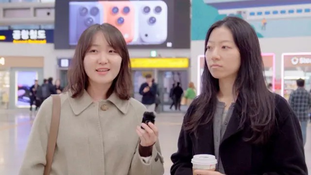 30대 황치예 씨와 박소현 씨가 서울역에서 취재진에게 이야기를 하고 있다.