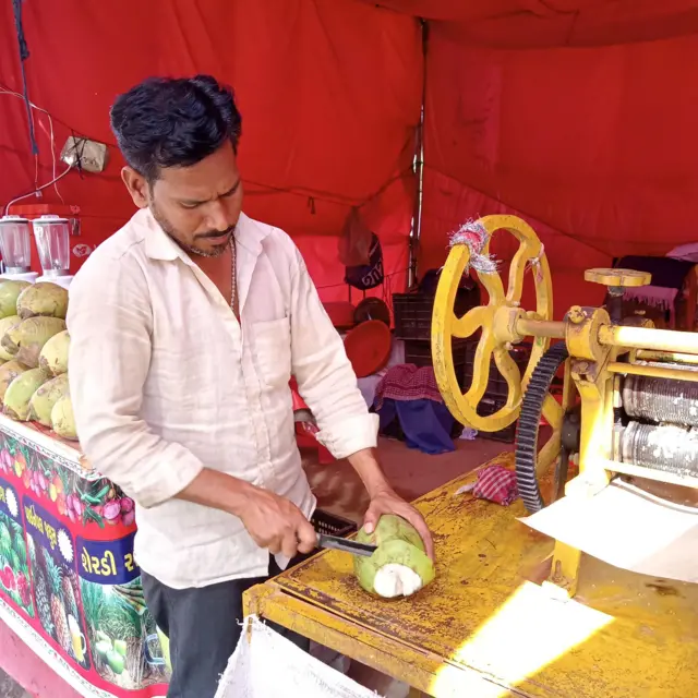 મંદિર અને મસ્જિદના રસ્તે નારિયેળ પાણી, શેરડીનો રસ અને દુકાન ધરાવતા વિનોદ દુબેનો ધંધો ઠપ થઈ ગયો છે.