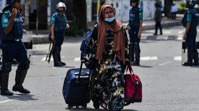 பற்றி எரியும் வங்கதேசம் - போராட்டத்தின் தீவிரத்தை உணர்த்தும் புகைப்பட தொகுப்பு