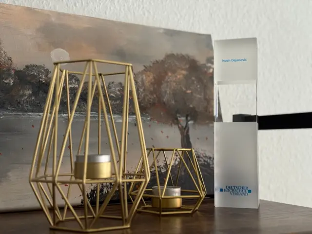 Nagrada za studenta godine u Nemačkoj zauzima posebno mesto na polici u stanu Dejanovića