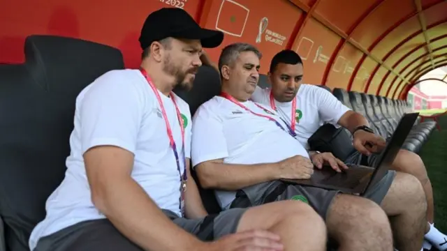 کینگستون (سمت چپ) و تیمش در حال بررسی نقشه‌های تاکتیکی بازی آینده 