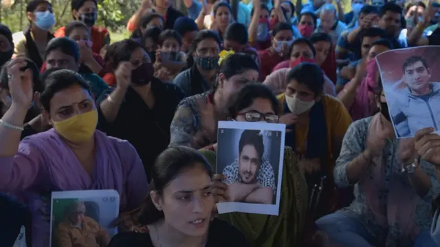 पिछले साल एक के बाद एक हुई हत्याओं केबाद कश्मीरी पंडितों ने प्रदर्शन किया. 