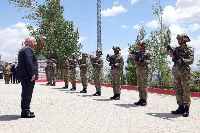 Milli Savunma Bakanı Yaşar Güler hudut birliklerini denetliyor.