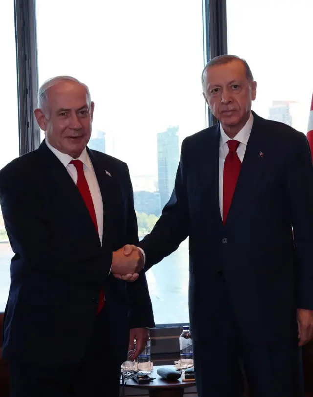 Erdoğan ve Netanyahu el sıkışıyor.
