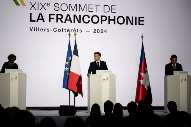 Le président français Emmanuel Macron (au milieu) lors du sommet de la Francophonie en 2024.