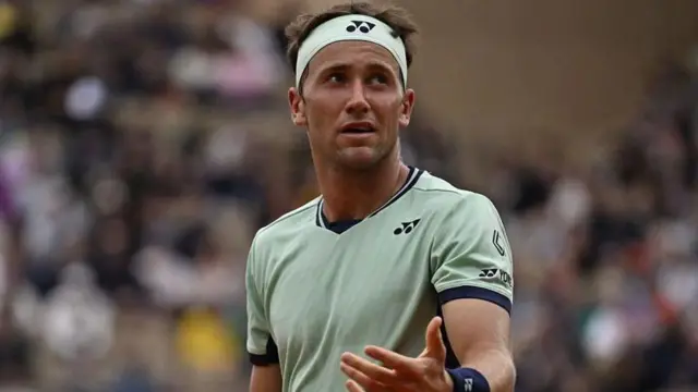 کسپر رود، نایب قهرمان دو دوره اوپن فرانسه، پس از حذف زودهنگامش از رقابت‌های امسال از «سگ‌ دو زدن» برای حفظ رتبه در رده‌بندی جهانی انتقاد کرد