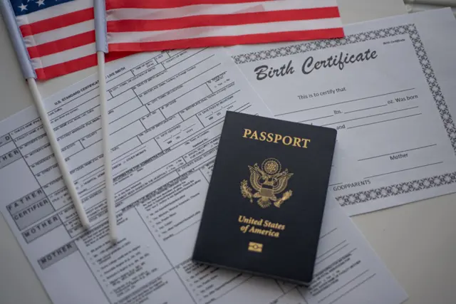 Pasaporte de EE.UU. encima de muchos papeles.