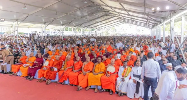 ජනාධිපතිවරයාගේ ප්‍රධානත්වයෙන් තංගල්ලේදී පැවති රැස්වීමට පැමිණ සිටි පිරිසෙන් කොටසක්