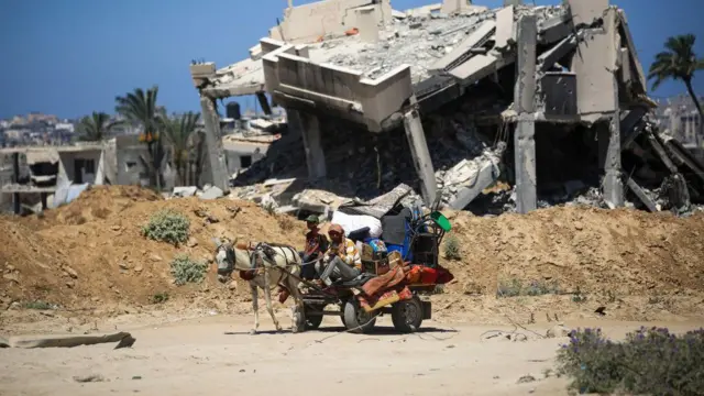 ရရာ ယာဉ်ရထားတွေနဲ့ ထွက်ပြေးရ