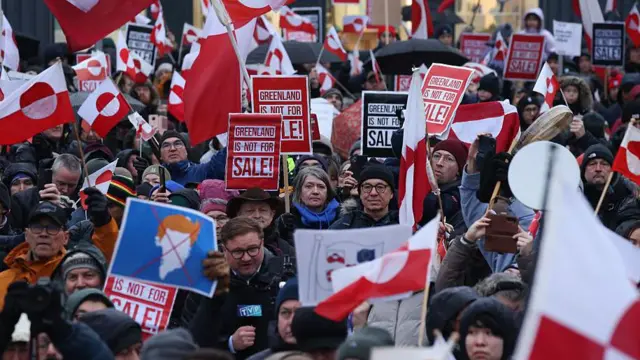2026年1月17日，在努克，民众手持格陵兰旗帜及写有“格陵兰不出售”标语牌，游行抗议美国总统唐纳・特朗普及其宣布有意收购格陵兰的计划