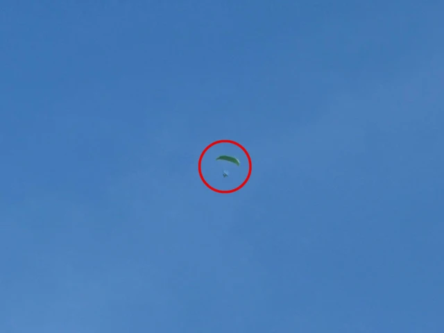 စက်တင်ဘာလ ၇ ရက်မှာ စစ်တပ်က ပဲခူးတိုင်း၊ အုတ်ဖိုမြို့နယ်ထဲက ချင်းစုရွာကို စက်တပ်လေထီးနဲ့ ဗုံးကြဲလို့ အမျိုးသား ၃ ဦးသေဆုံးတယ်လို့ဆို 