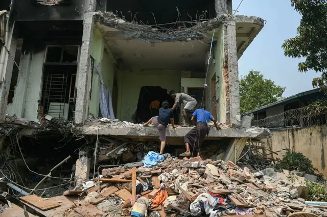 ধ্বংসস্তূপের নিচ থেকে প্রিয়জনদের উদ্ধারের আশায় খোঁজ চালাচ্ছেন মান্দালয়ের বাসিন্দারা