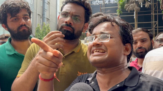 छात्रों का सवाल है कि उन्हें लाखों रुपये खर्च करने पर भी कोई सुविधा नहीं मिलती