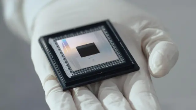 Gros plan sur la puce informatique quantique de Google appelée Willow