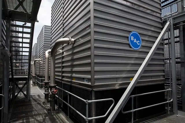 सिडनी, ऑस्ट्रेलिया में एक डेटा सेंटर के लिए बनाया गया कूलिंग टावर