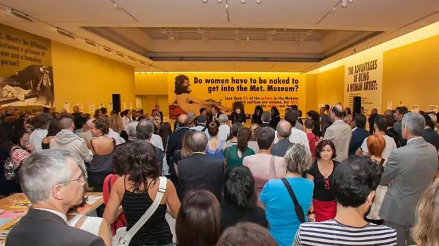 "Оголений плакат" на відкритті виставки в Більбао, 2013 рік