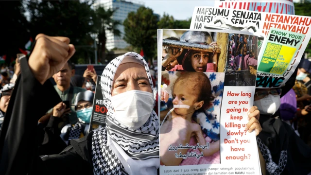 سيدة أندونيسية ترفع شعارات ضد قتل الأطفال في غزة 