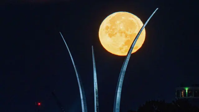 La superluna azul vista en la madrugada de este lunes desde Arlington, Virginia, EE.UU.