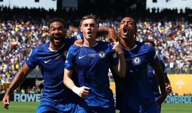 Cole Palmer (hagati) yinjije bibiri, Joao Pedro (i buryo) na we yinjiza kimwe