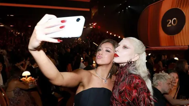 Lady Gaga posando para una selfie con la estrella del pop Tate McRae.