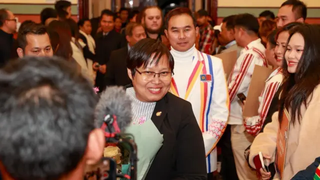 ဇူလိုင်လတုန်းက NUG ပြည်ထောင်စု၀န်ကြီး ဒေါ်ဇင်မာအောင် မဲလ်ဘုန်းမြို့နဲ့ ကင်ဘာရာမြို့က မြန်မာမိသားစုတွေ၊ တိုင်းရင်းသားခေါင်းဆောင်တွေနဲ့ တွေ့ဆုံခဲ့စဉ်