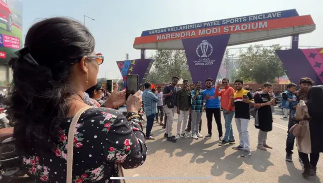 स्टेडियबाहेर फोटो काढयला लोकांची जमलेली गर्दी