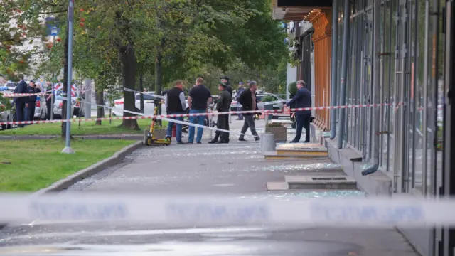 В нескольких соседних зданиях выбиты стекла