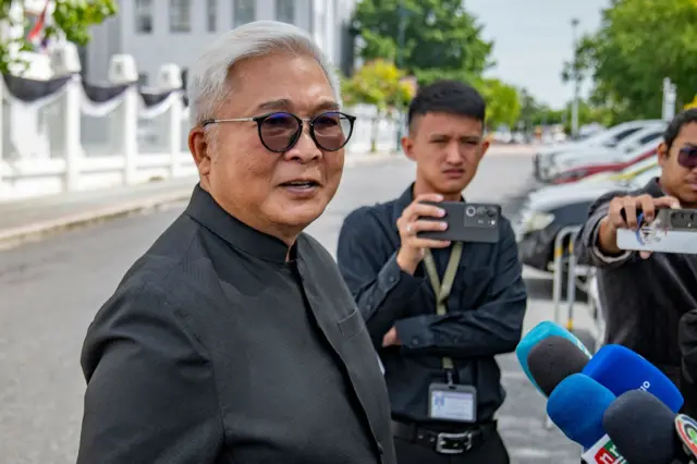 พล.ต.ต.สุพิศาล ภักดีนฤนาท อดีต สส.บัญชีรายชื่อ และอดีตรองหัวหน้าพรรค ก.ก. เป็นอีกคนที่เดินทางมาศาล 30 มิ.ย.