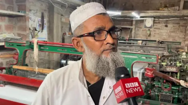 भागलपुर के बुनकर कच्चे माल की ख़रीद और तैयार माल के लिए बाज़ार की कमी बताते हैं.