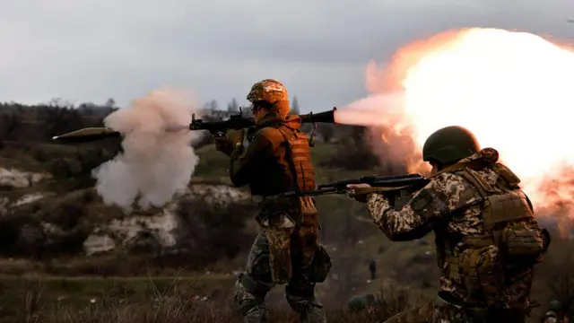 Novos recrutas da brigada do exército ucraniano participamjogo do foguete betfairum exercício militar conduzido por um instrutor estrangeiro