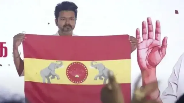 தமிழக வெற்றிக் கழகத்தின் கட்சிக் கொடியை அறிமுகம் செய்து வைத்த விஜய்