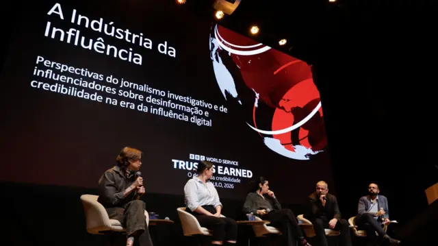 Convidados do fórum durante o evento.