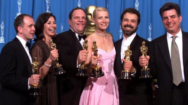 Atores e Weinstein com troféu do Oscar