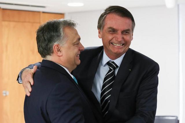 Bolsonaro e Orbán se abraçando durante encontro em Brasília