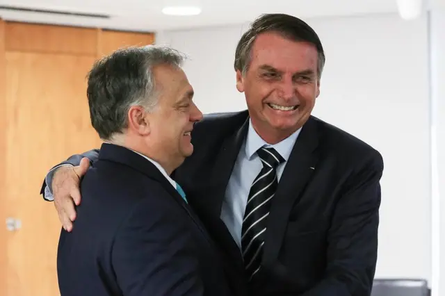 Bolsonaro e Orbán se abraçando durante encontrorollover bet7kBrasília