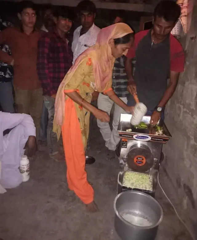 સલમાબહેનના જૂથે શરૂ કરી કુદરતી તત્ત્વોથી જંતુનાશક દવા બનાવવાની પહેલ