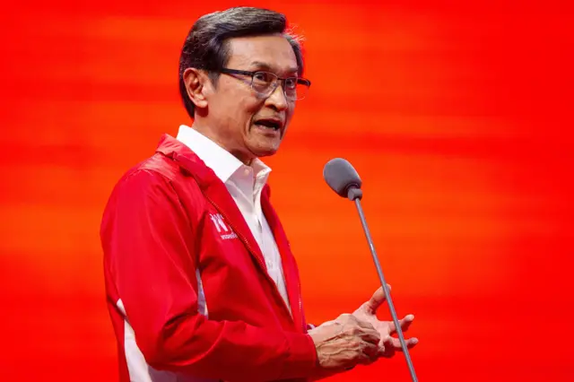 เมื่อวันที่ 23 มกราคม 2569 เวลา 17.00 น. พรรคเพื่อไทยเปิดเวทีปราศรัยใหญ่ครั้งที่ 2 ณ ลานพาร์คพารากอน ท่ามกลางประชาชนและกลุ่มคนรุ่นใหม่ที่มาร่วมฟังอย่างคึกคัก นำโดยแคนดิเดตนายกรัฐมนตรี ศ.ดร.ยศชนัน วงศ์สวัสดิ์ (อาจารย์เชน) พร้อมแกนนำพรรค อาทิ นายจุลพันธ์ อมรวิวัฒน์ และนายสุริยะ จึงรุ่งเรืองกิจ โดยเน้นย้ำนโยบายเศรษฐกิจ "คนไทยไร้จน" และการประกันรายได้ขั้นต่ำ (Minimum Income Guarantee) รวมถึงการแก้หนี้เกษตรกรและยกระดับคุณภาพชีวิตคนเมือง เพื่อไทยประกาศกร้าวขอคะแนนเสียงแลนด์สไลด์ 250 เสียงขึ้นไป เพื่อจัดตั้งรัฐบาลพรรคเดียวและยกระดับประเทศไทยให้ยิ่งใหญ่กว่าเดิม