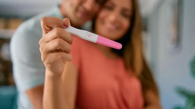 Пара показує позитивний результат тесту на вагітність
