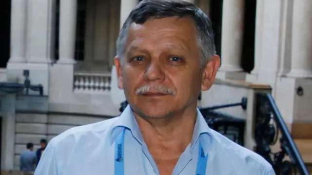 Чоловік у блакитній сорочці 