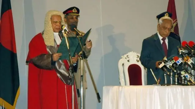 দু'হাজার ছয় সালের ২৯শে অক্টোবর প্রেসিডেন্টের পাশাপাশি তত্ত্বাবধায়ক সরকারের প্রধান উপদেষ্টার দায়িত্ব পালনের জন্য শপথ নেন প্রফেসর ইয়াজউদ্দিন আহমেদ।