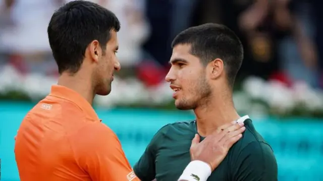 آلکاراس ۱۹ ساله (راست)، به نظر می‌رسد بهترین بخت را میان جوانان برای متوقف کردن جوکوویچ در سال ۲۰۲۳ دارد. او در تنها مسابقه‌ای که مقابل جوکوویچ قرار گرفت، او را در نیمه‌نهایی مسترز مادرید برد