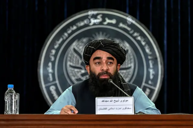 مجاهد په یوه خبري کنفرانس کې خبرې کوي.