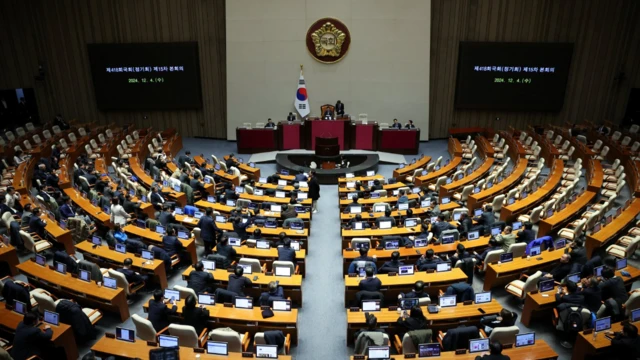 Una vista aérea muestra a los legisladores sentados en la Asamblea Nacional votando para bloquear el llamado del presidente Yoon a la ley marcial.