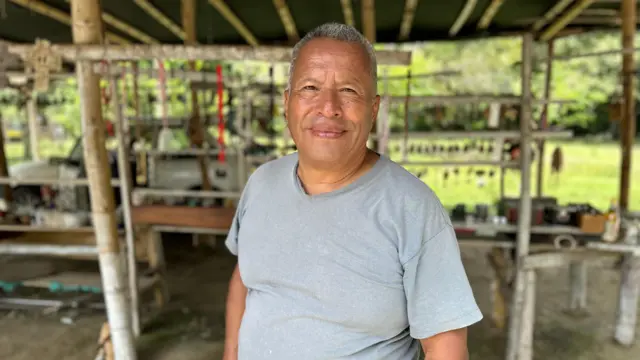 Ricardo Solórzano, posando para BBC Mundo en su visita a la tumba de Omaira en noviembre de 2025.