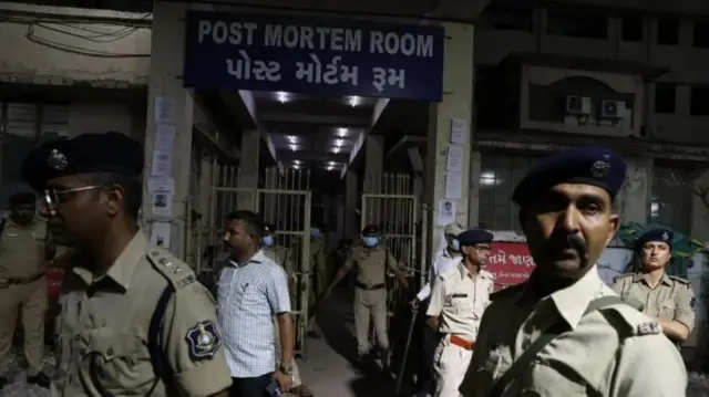 আহমেদাবাদ সিভিল হাসপাতালে যেখানে দেহগুলির ময়নাতদন্ত চলছে