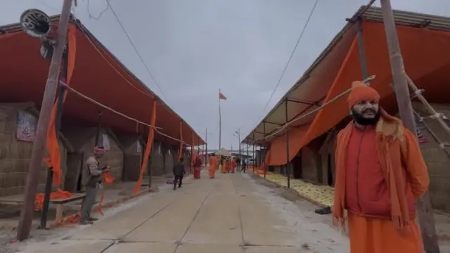 आखाड्यात उभारण्यात येत असलेले काही तंबू पेंढ्याचा वापर करून पारंपारिक पद्धतीनं बांधले जात आहेत