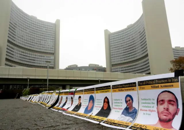 ت﻿صاویر زندانیان سیاسی در ایران که همزمان با جلسه شورای حکام در برابر ساختمان آژانس نصب شده بودند