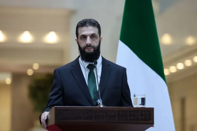 د دمشق له نیولو وروسته احمد الشرع ټینګار وکړ، چې داسې یو ټولګډونه حکومت جوړوي، چې د هېواد ټولو لږکیو کسان به پکې برخه لري او له هېڅ یوې ډلې سره به شخړه نه کېږي.